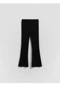 Reserved - Prążkowane legginsy flared - czarny. Kolor: czarny. Materiał: prążkowany #1