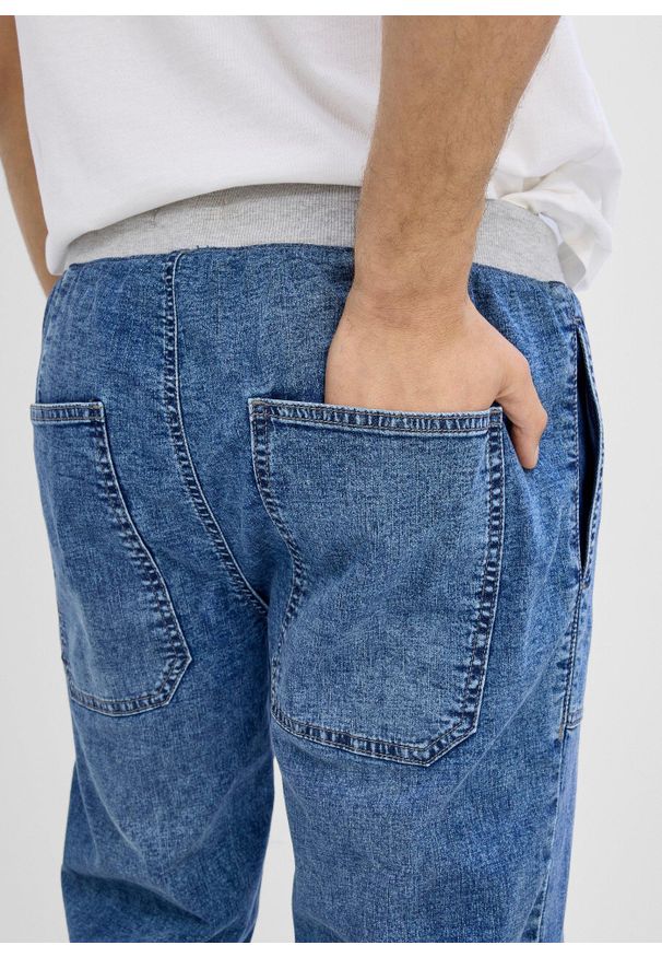 bonprix - Lekkie długie bermudy jeansowe z elastyczną gumką w talii, relaxed fit. Kolor: niebieski. Długość: długie. Wzór: prążki