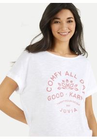 Biały T-shirt z krótkim rękawem oraz nadrukiem ''Comfy all Day'' Juvia. Kolor: biały. Materiał: bawełna, wiskoza. Długość rękawa: krótki rękaw. Długość: krótkie. Wzór: nadruk. Styl: sportowy