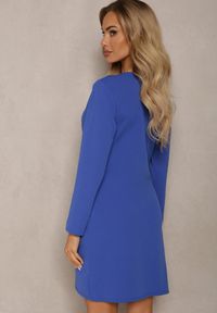 Renee - Granatowa Kopertowa Sukienka Drapowana w Talii Ejorunna. Okazja: na imprezę, na randkę. Kolor: niebieski. Typ sukienki: kopertowe. Styl: wizytowy, elegancki