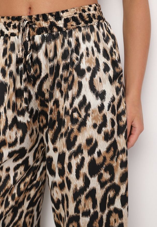 Born2be - Brązowe Szerokie Spodnie z Jedwabiem z Gumką w Pasie w Panterkę Dranea. Okazja: na co dzień. Kolor: brązowy. Materiał: jedwab. Długość: długie. Wzór: motyw zwierzęcy. Styl: casual, klasyczny