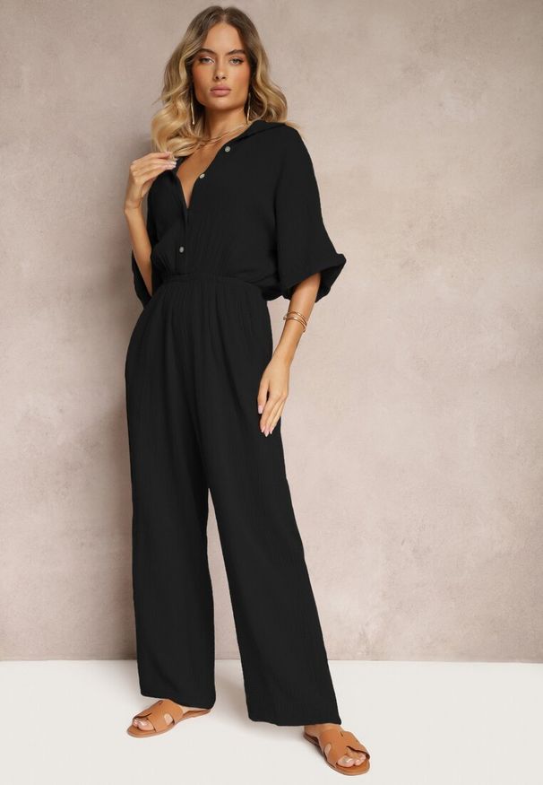 Renee - Czarny Taliowany Kombinezon z Bawełny Góra w Formie Koszuli oraz Luźne Spodnie Namsorin. Kolor: czarny. Materiał: bawełna. Długość rękawa: krótki rękaw. Długość: krótkie. Sezon: lato