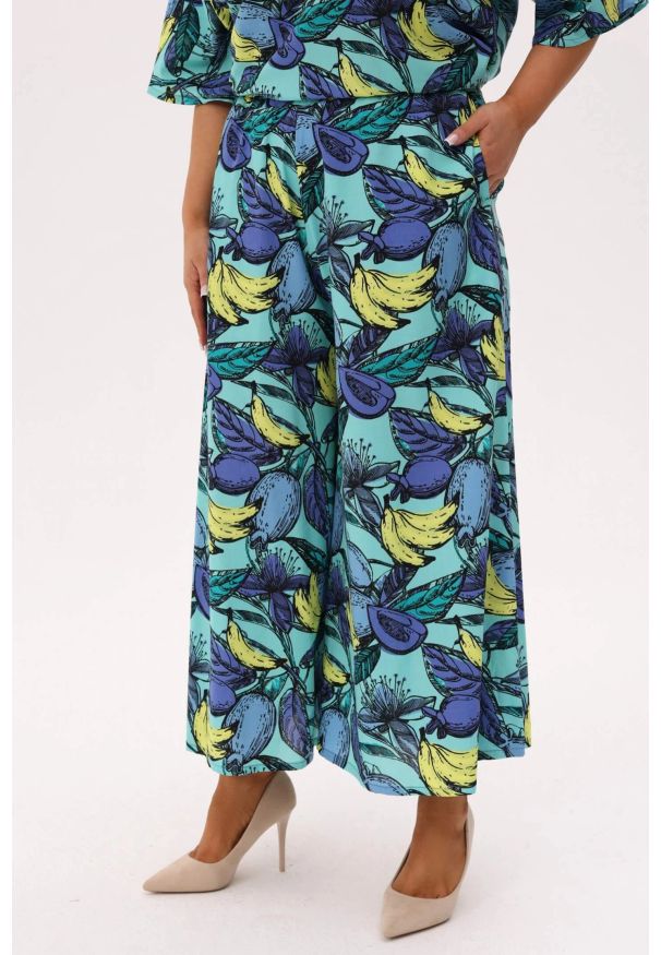 Moda Size Plus Iwanek - Miętowe spódnico - spodnie Tropica Lazurowe Owoce PLUS SIZE XXL OVERSIZE. Okazja: na co dzień. Kolekcja: plus size. Kolor: niebieski, miętowy, wielokolorowy. Materiał: guma, tkanina, bawełna. Długość: krótkie. Wzór: nadruk. Sezon: lato. Styl: wakacyjny, casual, elegancki