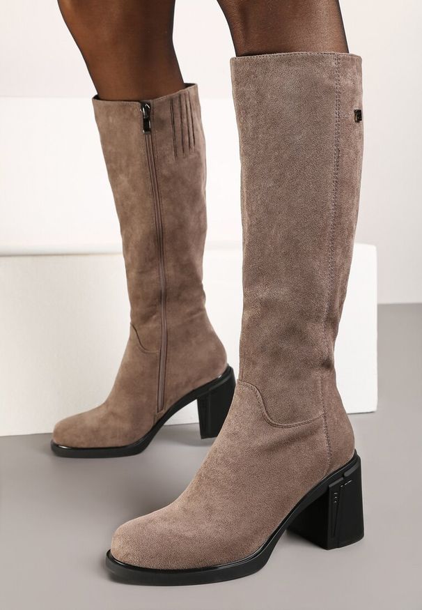 Born2be - Ciemnobeżowe Kozaki Muszkieterki na Obcasie Ceditha. Okazja: na co dzień. Kolor: beżowy. Materiał: dzianina. Obcas: na obcasie. Styl: klasyczny, casual, elegancki. Wysokość obcasa: średni