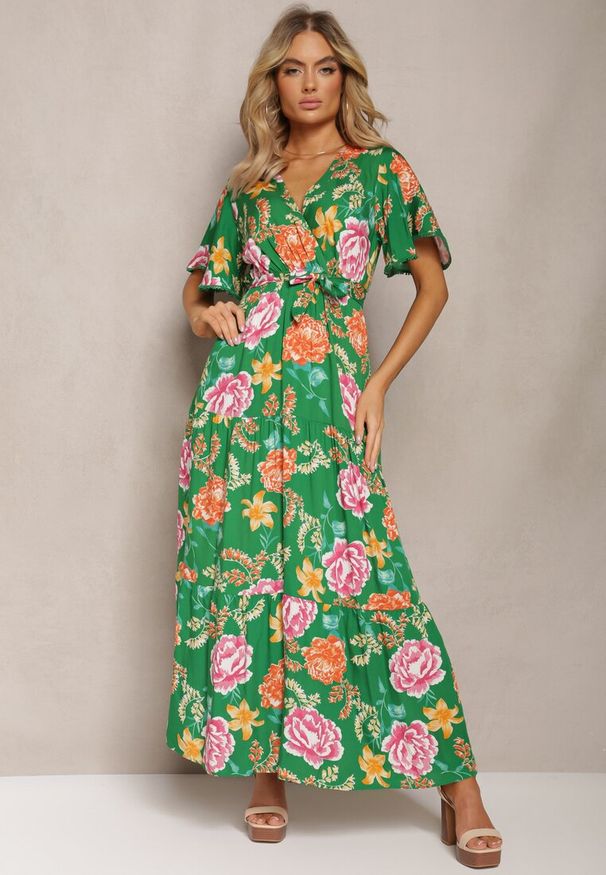 Renee - Zielona Sukienka z Kopertowym Dekoltem i Falbanką Ozdobiona Kwiatowym Motywem Nisavela. Okazja: na co dzień. Kolor: zielony. Wzór: aplikacja, kwiaty. Typ sukienki: kopertowe. Styl: casual. Długość: maxi