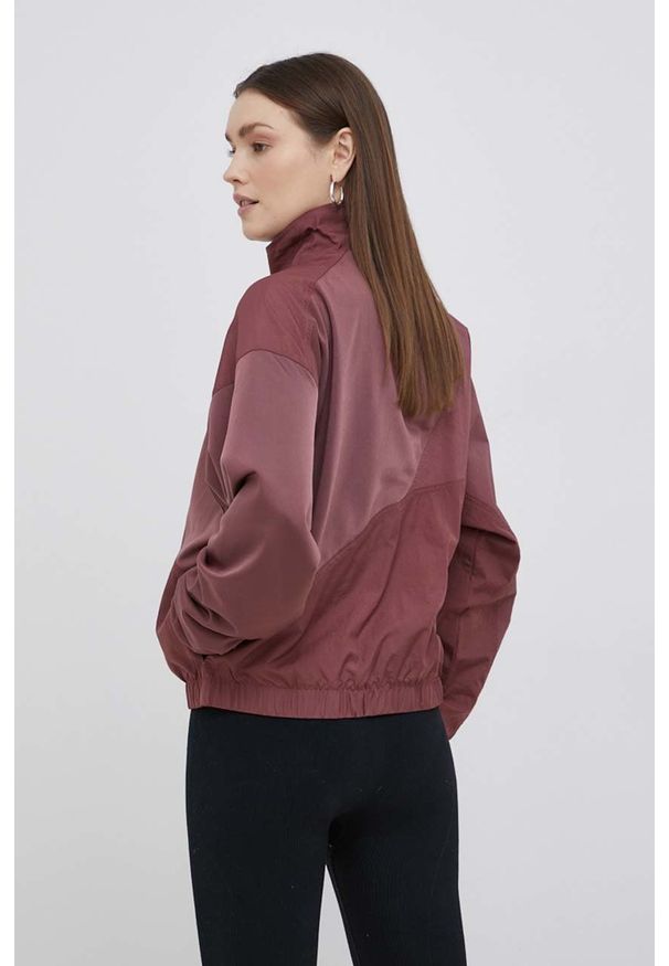 adidas Originals kurtka Adicolor damska kolor fioletowy przejściowa. Okazja: na co dzień. Kolor: fioletowy. Materiał: materiał. Długość rękawa: raglanowy rękaw. Styl: casual