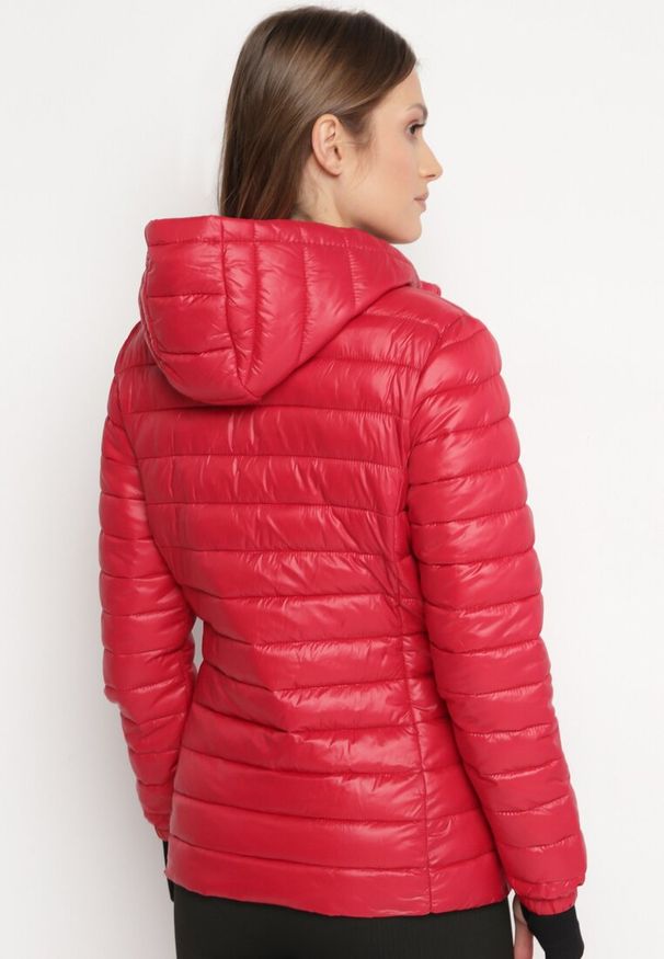 Born2be - Czerwona Kurtka Pikowana z Odpinanym Katurem Rilevama. Kolor: czerwony. Styl: elegancki