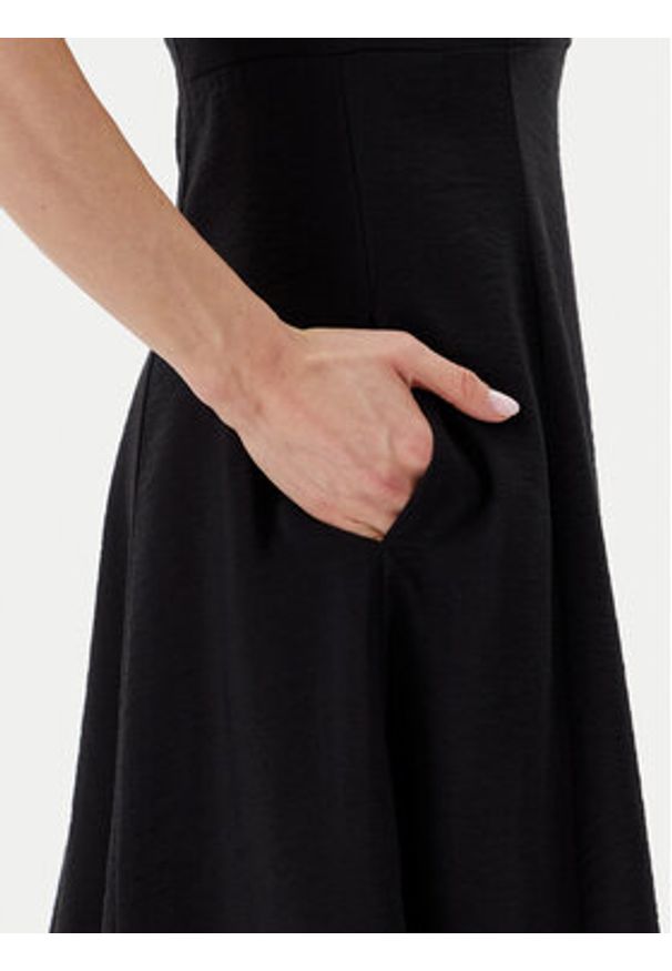 Marc O'Polo Sukienka codzienna M03 1118 21105 Czarny Regular Fit. Okazja: na co dzień. Typ kołnierza: polo. Kolor: czarny. Materiał: wiskoza. Typ sukienki: proste. Styl: casual