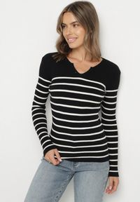 Born2be - Czarna Bluzka z Bawełną w Paski Ozdobiona Guzikami Gelvila. Okazja: na co dzień. Kolor: czarny. Materiał: bawełna. Wzór: aplikacja, paski. Styl: casual