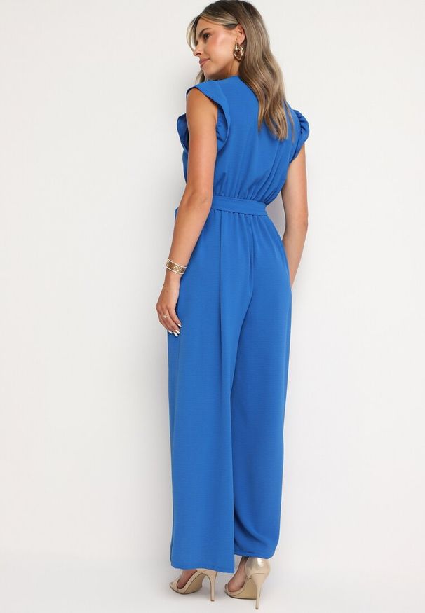 Born2be - Niebieski Taliowany Kombinezon Koktajlowy z Paskiem w Talii i Falbanami przy Ramionach Vimarine. Okazja: na imprezę. Kolor: niebieski. Materiał: jeans. Styl: wizytowy