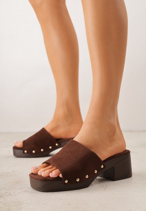 Renee - Brązowe Klapki w Stylu Drewniaków z Nitami na Klockowym Obcasie Junikofa. Okazja: na co dzień. Kolor: brązowy. Materiał: zamsz, koronka. Obcas: na obcasie. Styl: rockowy, casual. Wysokość obcasa: średni