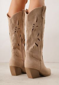 Renee - Ciemnobeżowe Ażurowe Kozaki Kowbojki na Obcasie typu Stożek Tidrina. Kolor: beżowy. Materiał: zamsz. Wzór: ażurowy. Obcas: na obcasie. Styl: elegancki. Wysokość obcasa: średni #7