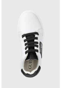 Guess buty dziecięce kolor biały. Nosek buta: okrągły. Zapięcie: sznurówki. Kolor: biały. Materiał: skóra, guma