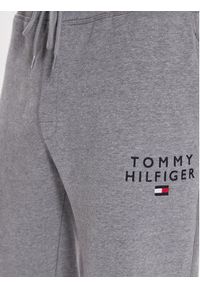 TOMMY HILFIGER - Tommy Hilfiger Spodnie dresowe UM0UM02880 Szary Regular Fit. Kolor: szary. Materiał: bawełna, syntetyk