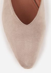 Renee - Ciemnobeżowe Czółenka Vices ze Skórzaną Wkładką na Ozdobnym Słupku Delvila. Nosek buta: szpiczasty. Kolor: beżowy. Materiał: skóra. Obcas: na słupku #8