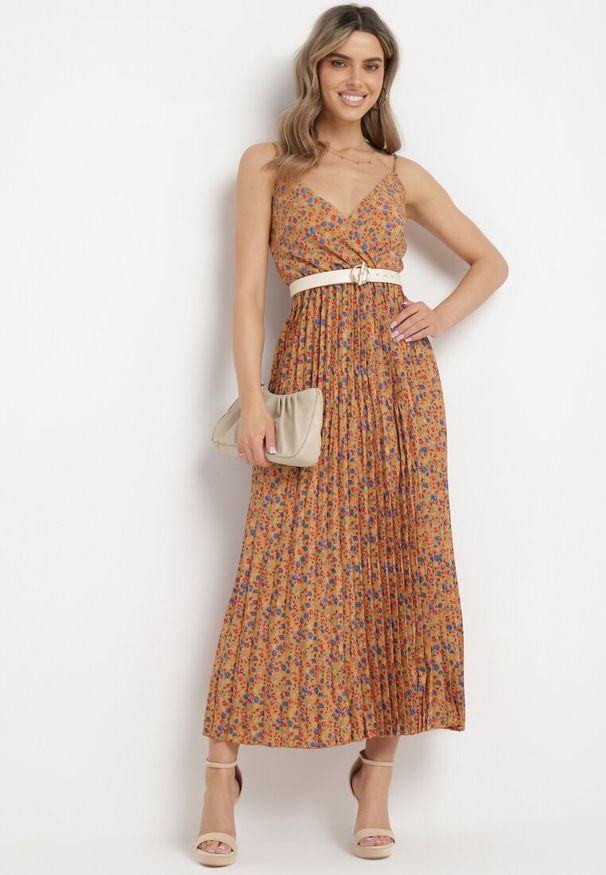 Born2be - Żółta Kwiatowa Sukienka na Ramiączkach z Plisowaną Spódnicą i Kopertową Górą Pyralia. Okazja: na co dzień. Typ kołnierza: dekolt kopertowy, dekolt w kształcie V. Kolor: żółty. Długość rękawa: na ramiączkach. Wzór: kwiaty. Typ sukienki: kopertowe. Styl: wizytowy, casual, elegancki