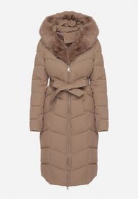 Born2be - Ciemnobeżowa Pikowana Kurtka z Futerkowym Obszyciem i Paskiem Samiria. Okazja: na co dzień, do pracy, na spotkanie biznesowe. Kolor: beżowy. Materiał: poliester, dzianina, jeans, futro. Styl: biznesowy, klasyczny, casual #2