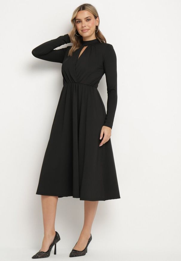 Born2be - Czarna Rozkloszowana Sukienka z Ozdobnym Wycięciem i Usztywnioną Linią Ramion Rivfedi. Okazja: na imprezę, na co dzień. Kolor: czarny. Długość rękawa: długi rękaw. Typ sukienki: proste. Styl: casual, elegancki