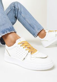 Born2be - Biało-Złote Sneakersy z Błyszczącymi Wstawkami i Dekoracyjnym Sznurowaniem Horustia. Kolor: biały #3