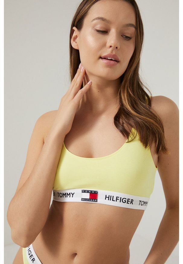 TOMMY HILFIGER - Tommy Hilfiger biustonosz sportowy kolor żółty. Kolor: żółty. Materiał: materiał. Rodzaj stanika: odpinane ramiączka
