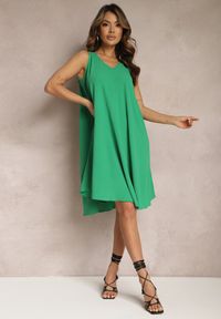 Renee - Zielona Trapezowa Sukienka Midi na Ramiączkach Herddia. Kolor: zielony. Długość rękawa: na ramiączkach. Typ sukienki: trapezowe. Długość: midi