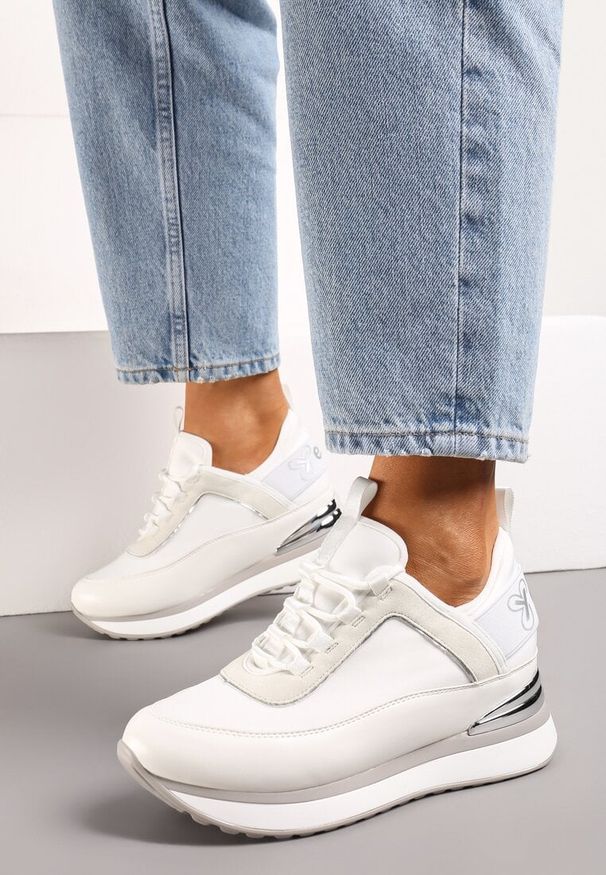 Born2be - Białe Sneakersy na Ukrytym Koturnie z Metaliczną Blaszką i Napisem Yenavra. Okazja: na co dzień, na spacer. Kolor: biały. Wzór: napisy. Obcas: na koturnie. Sport: turystyka piesza