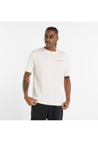 Koszulka męska New Balance MT51507SST – biała. Kolor: biały. Materiał: bawełna, dresówka. Wzór: aplikacja, napisy