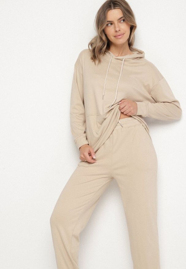 Born2be - Beżowy Komplet Dresowy Bluza z Kapturem i Kangurową Kieszenią i Spodnie Liriela. Kolor: beżowy. Materiał: dresówka