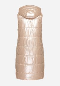 Born2be - Beżowa Długa Kamizelka z Kapturem Ozdobiona Imitacją Kieszeni Mavaria. Typ kołnierza: kaptur. Kolor: beżowy. Materiał: jeans. Długość: długie. Wzór: aplikacja. Sezon: wiosna, jesień. Styl: klasyczny, elegancki, sportowy #3