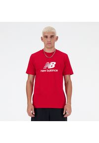 Koszulka męska New Balance MT41502TRE – czerwona. Kolor: czerwony. Materiał: dresówka, bawełna. Długość rękawa: krótki rękaw. Długość: krótkie. Wzór: napisy, nadruk