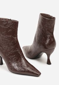 Renee - Brązowe Eleganckie Botki Vices na Kaczuszce Zdobione Tłoczeniem Brottalie. Okazja: na imprezę, na randkę. Kolor: brązowy. Materiał: satyna, skóra. Wzór: aplikacja. Obcas: na szpilce. Styl: elegancki. Wysokość obcasa: niski #6
