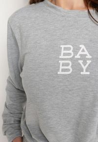 Born2be - Szary 2-Częściowy Komplet Dresowy Bluza z Nadrukiem i Luźne Szorty z Kieszeniami Ridana. Kolor: szary. Materiał: dresówka. Wzór: nadruk