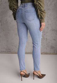 Renee - Niebieskie Jeansy Slim z Bawełny Ozdobione Przetarciami Vikiania. Okazja: na co dzień. Kolor: niebieski. Wzór: aplikacja. Styl: casual #4