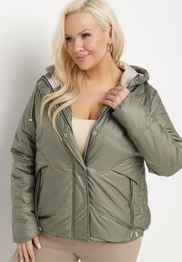 Born2be - Zielona Kurtka Pikowana z Kapturem Karbia. Okazja: na co dzień. Typ kołnierza: kaptur. Kolekcja: plus size. Kolor: zielony. Styl: casual, elegancki #1