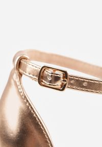 Renee - Szampańskie Sandały VICES na Słupku i Grubej Podeszwie z Wkładką ze Skóry Naturalnej Adeia. Okazja: na wesele, na imprezę, na urodziny, na ślub cywilny. Zapięcie: pasek. Kolor: złoty. Materiał: skóra. Sezon: lato. Obcas: na słupku. Styl: elegancki #3