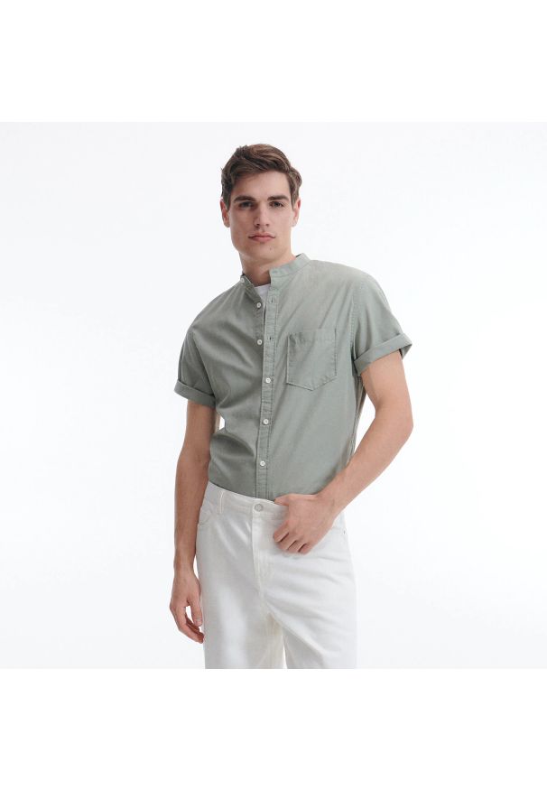 Reserved - Koszula regular fit z krótkim rękawem - Khaki. Kolor: brązowy. Długość rękawa: krótki rękaw. Długość: krótkie