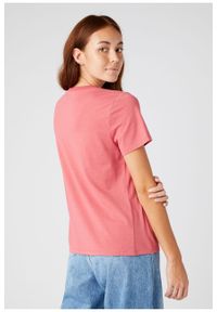 Wrangler - WRANGLER REGULAR TEE DAMSKI T-SHIRT KOSZULKA LOGO NADRUK HOLLY BERRY W7N4GHXGH. Wzór: nadruk #4