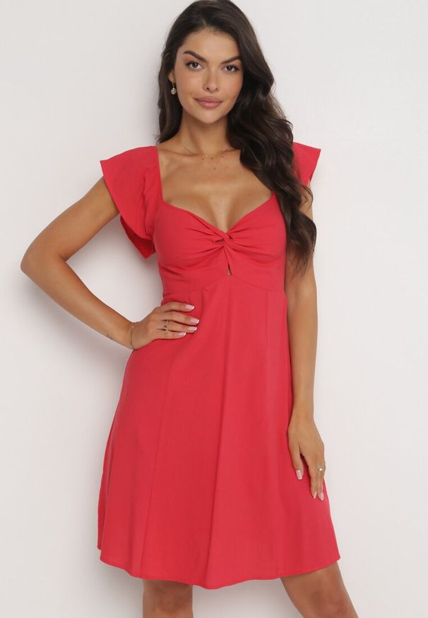 Born2be - Czerwona Bawełniana Mini Sukienka z Wycięciem przy Dekolcie Miauri. Kolor: czerwony. Materiał: bawełna. Długość rękawa: krótki rękaw. Długość: mini