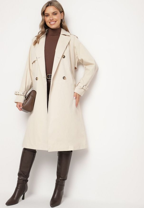 Born2be - Jasnobeżowy Płaszcz Dwurzędowy Trencz Ozdobiony Paskiem i Pagonami Malwissa. Okazja: na co dzień. Kolor: beżowy. Materiał: jeans. Wzór: aplikacja. Sezon: wiosna, jesień. Styl: elegancki, casual