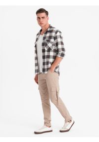 Ombre Clothing - Męskie spodnie cargo STRAIGHT LEG z paskami na kieszeniach – piaskowe V2. Materiał: bawełna, elastan, materiał. Wzór: paski. Styl: klasyczny, elegancki #4
