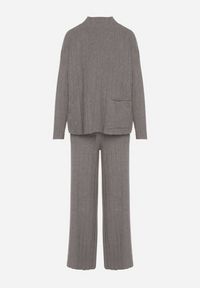 Born2be - Szary Sweterkowy Komplet Sweter z Półgolfem i Szerokie Spodnie Alatusa. Kolor: szary. Materiał: jeans #5