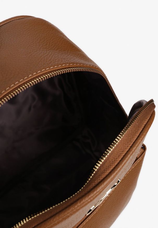 Renee - Jasnobrązowy Mały Plecak z Regulowanymi Szelkami Zdobiony Metalowym Detalem Labilia. Kolor: brązowy. Materiał: jeans. Wzór: aplikacja. Styl: elegancki, casual