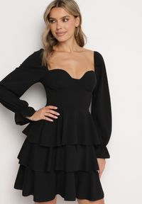 Born2be - Czarna Rozkloszowana Sukienka z Falbankami i Bufiastymi Rękawami Semithara. Okazja: na co dzień. Typ kołnierza: kołnierz z falbankami. Kolor: czarny. Wzór: aplikacja. Styl: elegancki, casual, klasyczny #1