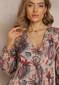 Renee - Beżowa Sukienka Demestra. Typ kołnierza: dekolt kopertowy. Kolor: beżowy. Długość rękawa: długi rękaw. Wzór: paisley. Sezon: lato. Typ sukienki: kopertowe. Styl: boho. Długość: maxi