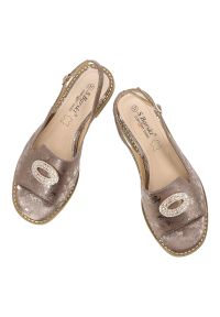 Sandały damskie S.Barski, cholewka ze skóry ekologicznej na płaskiej podeszwie z elegancką broszką, szare, KV61-6040. Kolor: szary. Materiał: skóra ekologiczna. Wzór: aplikacja. Sezon: lato. Obcas: na płaskiej podeszwie. Styl: elegancki #6