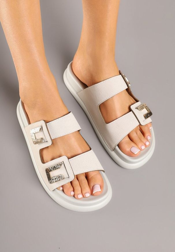 Renee - Szare Klapki z Ekozamszu z Paskami Zdobionymi Aplikacjami Vestelle. Okazja: na co dzień. Kolor: szary. Wzór: aplikacja. Sezon: wiosna. Obcas: na płaskiej podeszwie. Styl: elegancki, casual