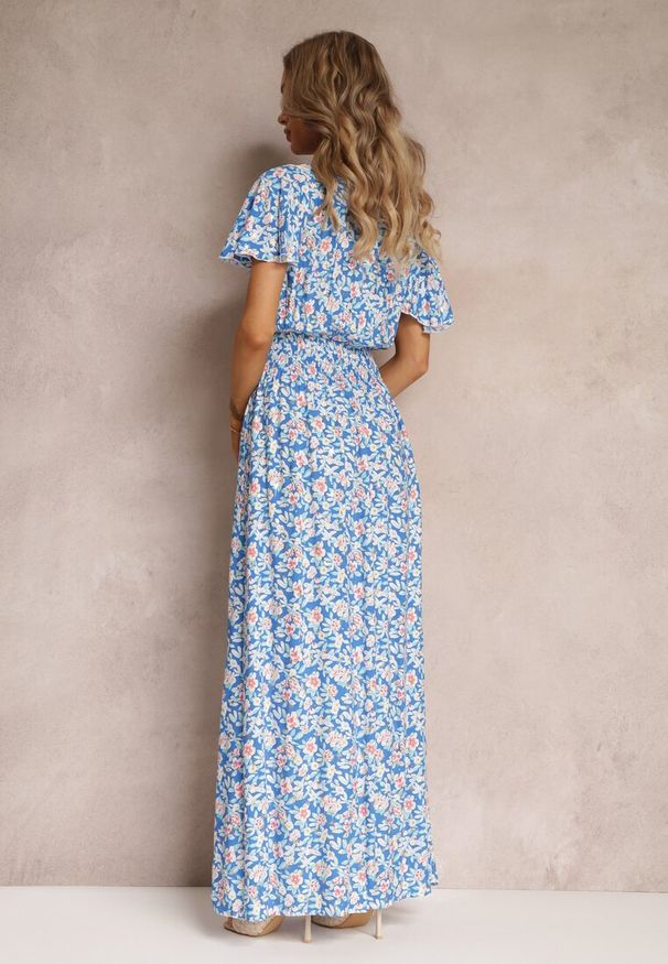 Renee - Niebieska Rozkloszowana Sukienka z Wiskozy i Modnym Nadrukiem Vildei. Typ kołnierza: dekolt kopertowy. Kolor: niebieski. Materiał: wiskoza. Wzór: nadruk. Typ sukienki: rozkloszowane, kopertowe