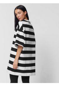 outhorn - Sukienka t-shirtowa w paski - czarno-biała. Kolor: biały, wielokolorowy, czarny. Materiał: materiał, bawełna, dzianina. Wzór: paski #4