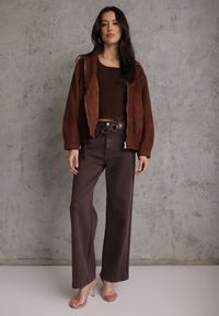 Renee - Brązowy Wiskozowy Top Dopasowany z Kwadratowym Dekoltem Bez Rękawów Bilincja. Okazja: na co dzień. Typ kołnierza: dekolt kwadratowy. Kolor: brązowy. Materiał: wiskoza. Długość rękawa: bez rękawów. Styl: casual #2