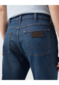 Wrangler - WRANGLER LARSTON MĘSKIE SPODNIE JEANSOWE JEANSY DŻINSY BLUE SPRUCE 112350652 W18S018019